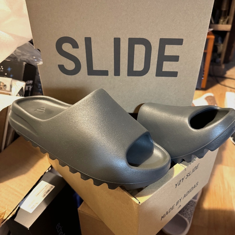 NIB Adidas YZY Dark Onyx slide size 10 Dakony